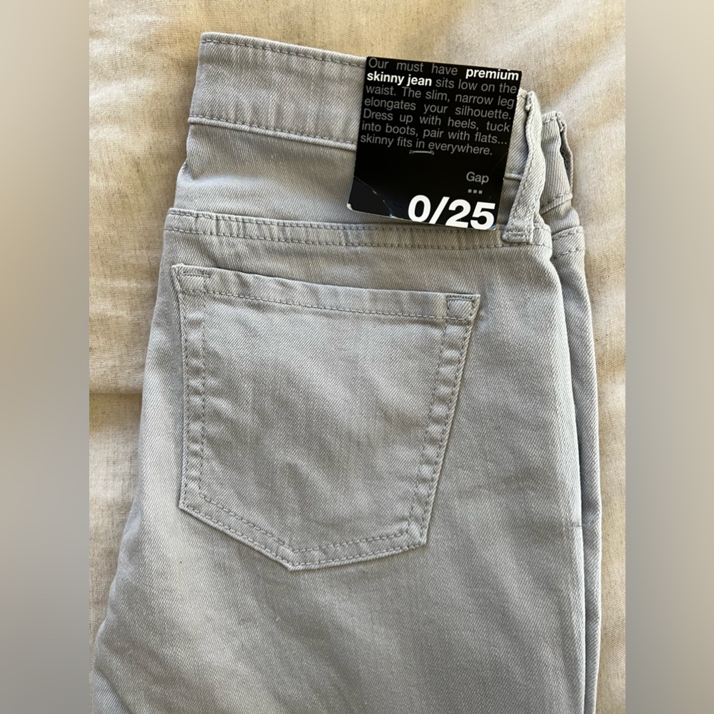 NWT GAP premium skinny jean size 0/25 Light Grey